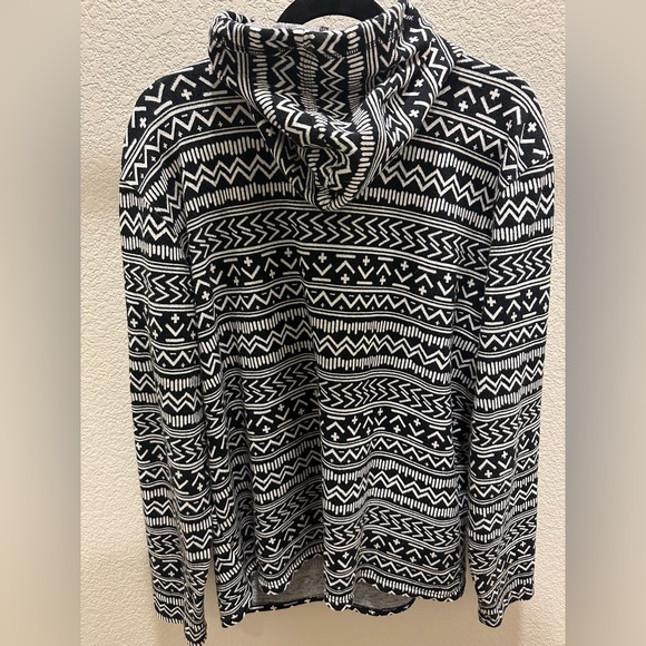 On the Byas Black & White Geometric Pullover Hoodie - Picture 2 of 2